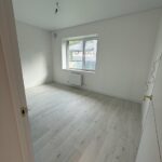 Светлая комната с окном в доме 103 кв. м
