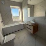 Дом 105 м², проект 3, санузел с ванной, раковиной и окном