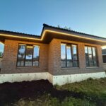 Дом в Нагаево, проект 7, крупный ракурс кирпичного фасада с подсветкой