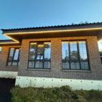 Дом в Нагаево, проект 7, фасад с вечерней подсветкой кровли